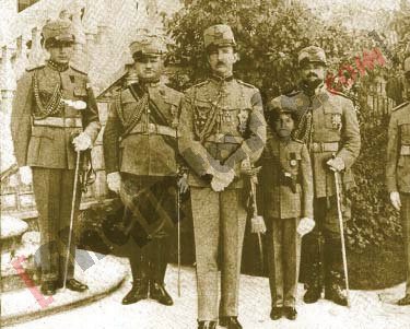 Mbreti Zog me familjen mbretërore me logo