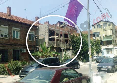 Ndërtim pa leje në Bulebvardin Bajram Curri, rruga Njazi Demi me logo