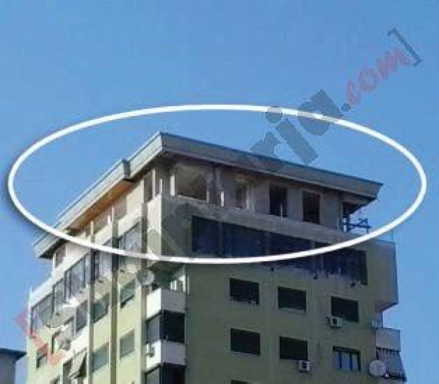 Përballë me LSI mbi një pallat gjigand po shtohet një kat i tërë pa leje me logo