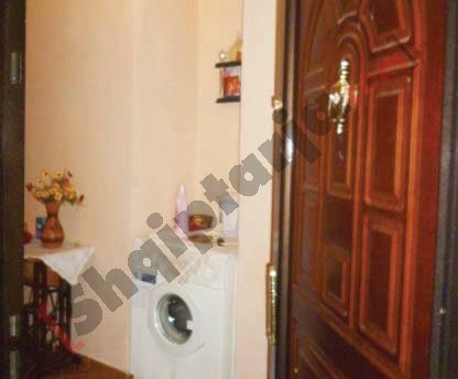 Apartamenti ku jeton çifti Shpëtim Uka dhe Elvira Macalla me logo