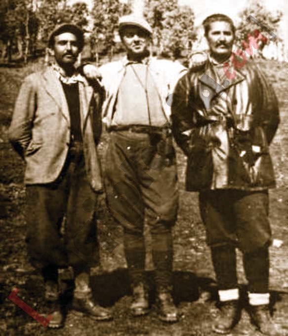 Enver Hoxha me Miladin Popoviçin në të majtë me logo