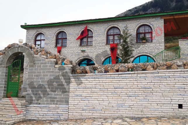 Godina e teqesë poshtë malit me logo