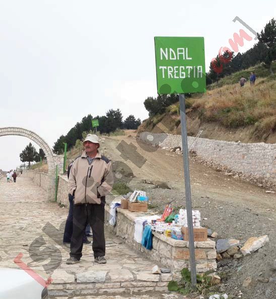 Ndalohet tregëtia, por tregëtia vazhdon me logo