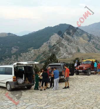 Makina duke ardhur në teqe me logo