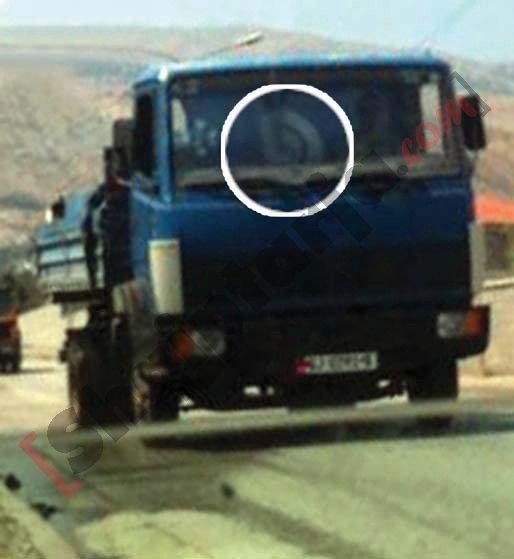 Makinat që mbajnë botet me ujë shihet edhe një flamur i PD me logo