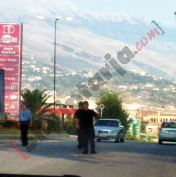 Postblloku i FNSH 5 km larg fshatit Lazarat me logo