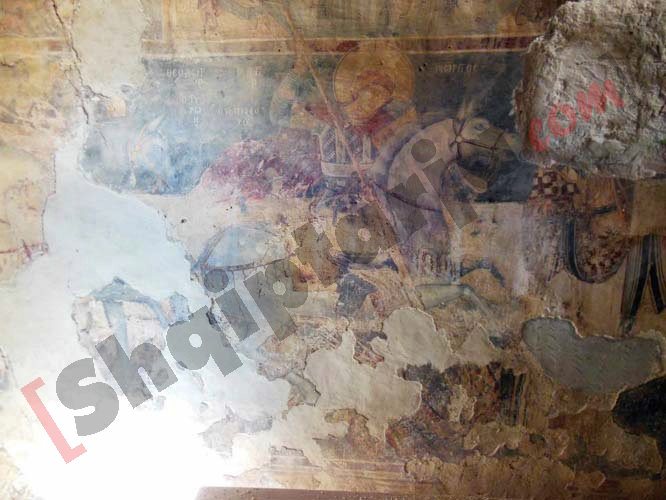 Afresku i degraduar në pritje të restaurimit në Kishën e Mesopotamit me logo