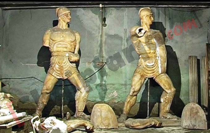 Dy gladiatorët para Restaurimit me logo