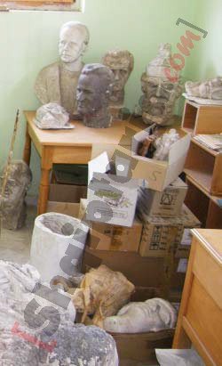 Vepra të paekspozuara të Janaq Paços me logo