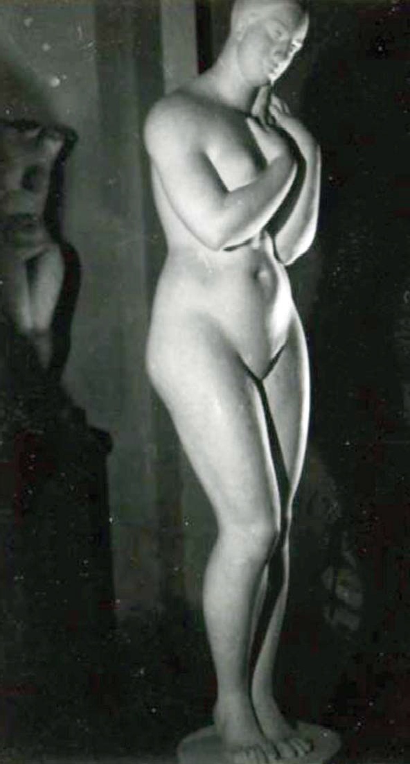 Fotografi të skulpturave të Janaq Paços të cilat nuk janë më