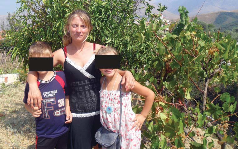 Klementina me dy fëmijët e saj