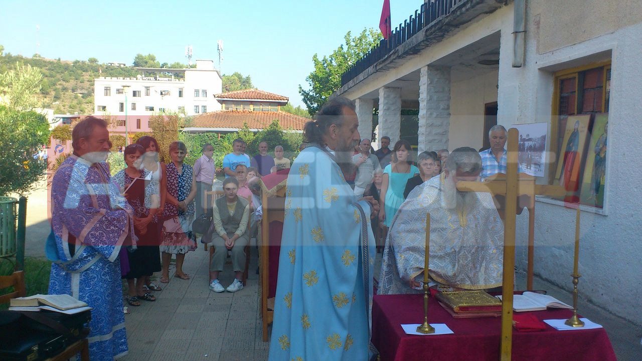 	mesha tek kisha e permetit me logo 