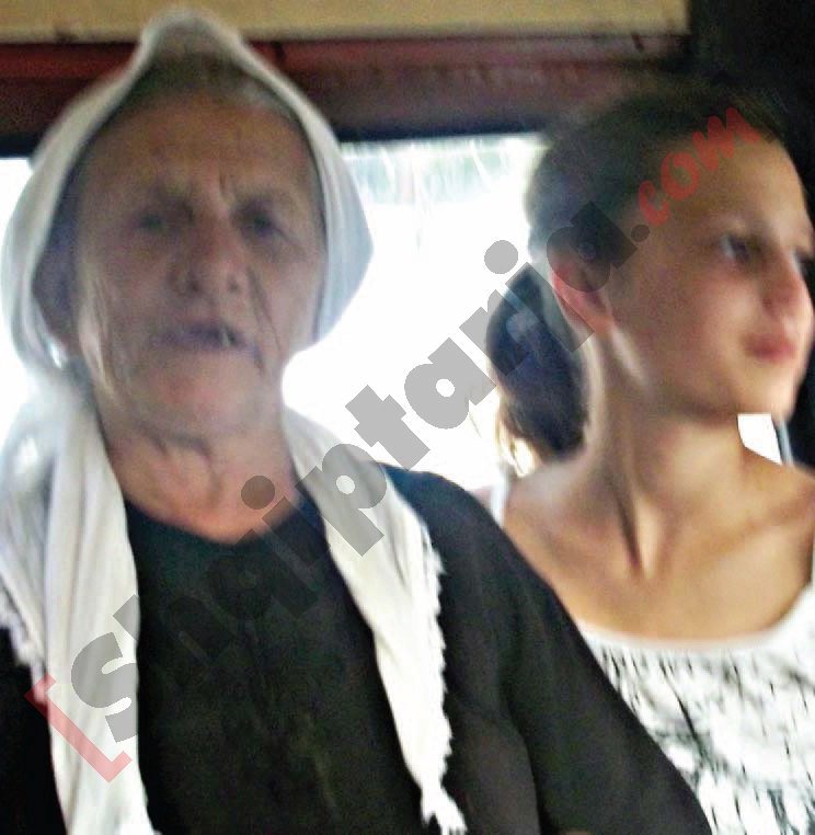 Historia e burit me dy gra, Ferideja me një nga mbesat me logo