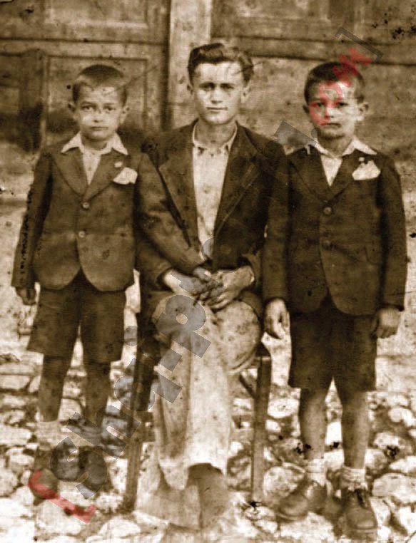 Nexhat, Zija dhe Namik Merxhushi me logo