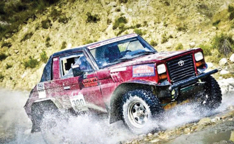 Rensi Sina gjatë garës me makinën e tij (foto Paolo Baraldi)