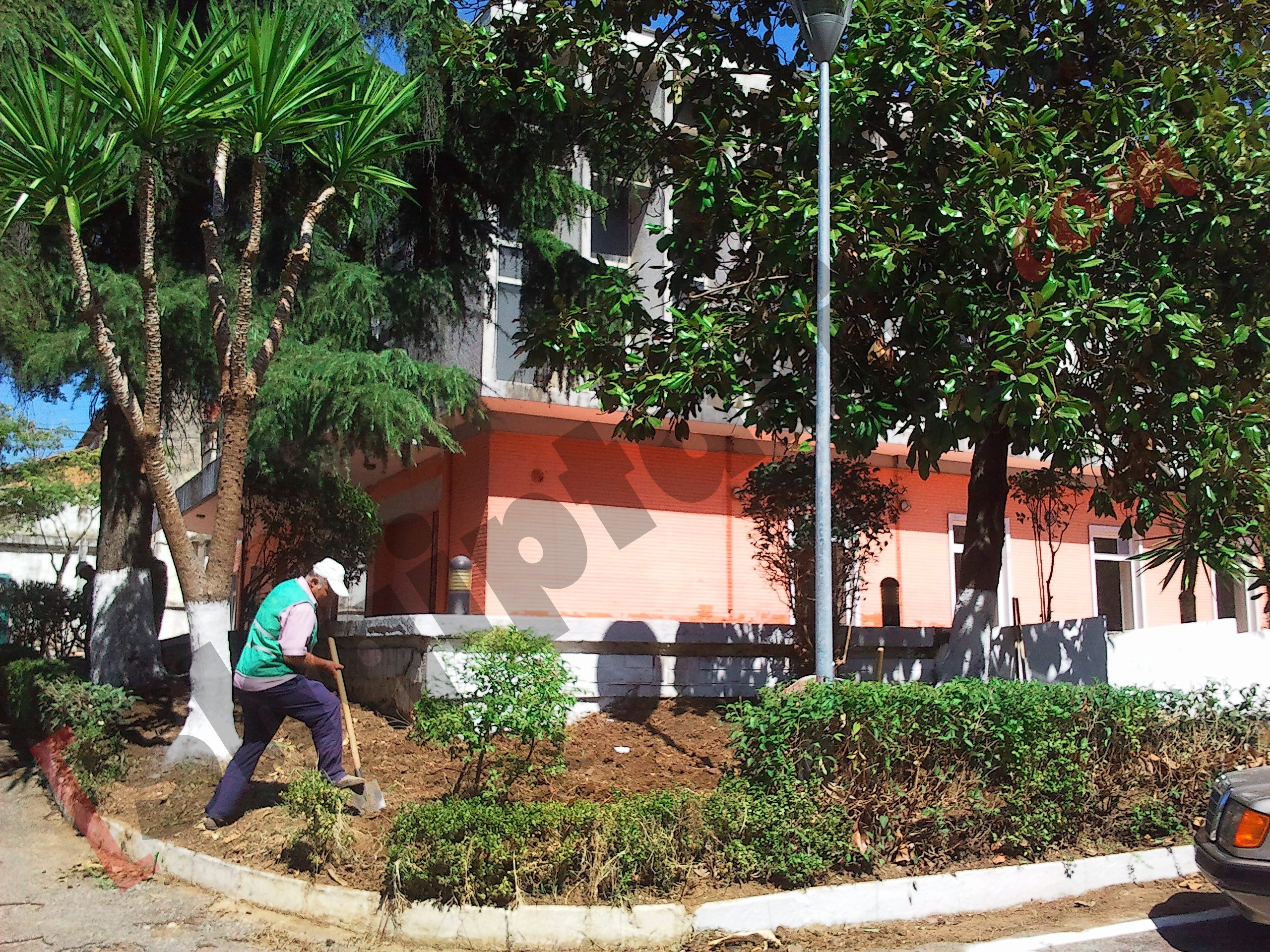 Punonjës të bashkisë në oborrin e  selisë së re të PD 1