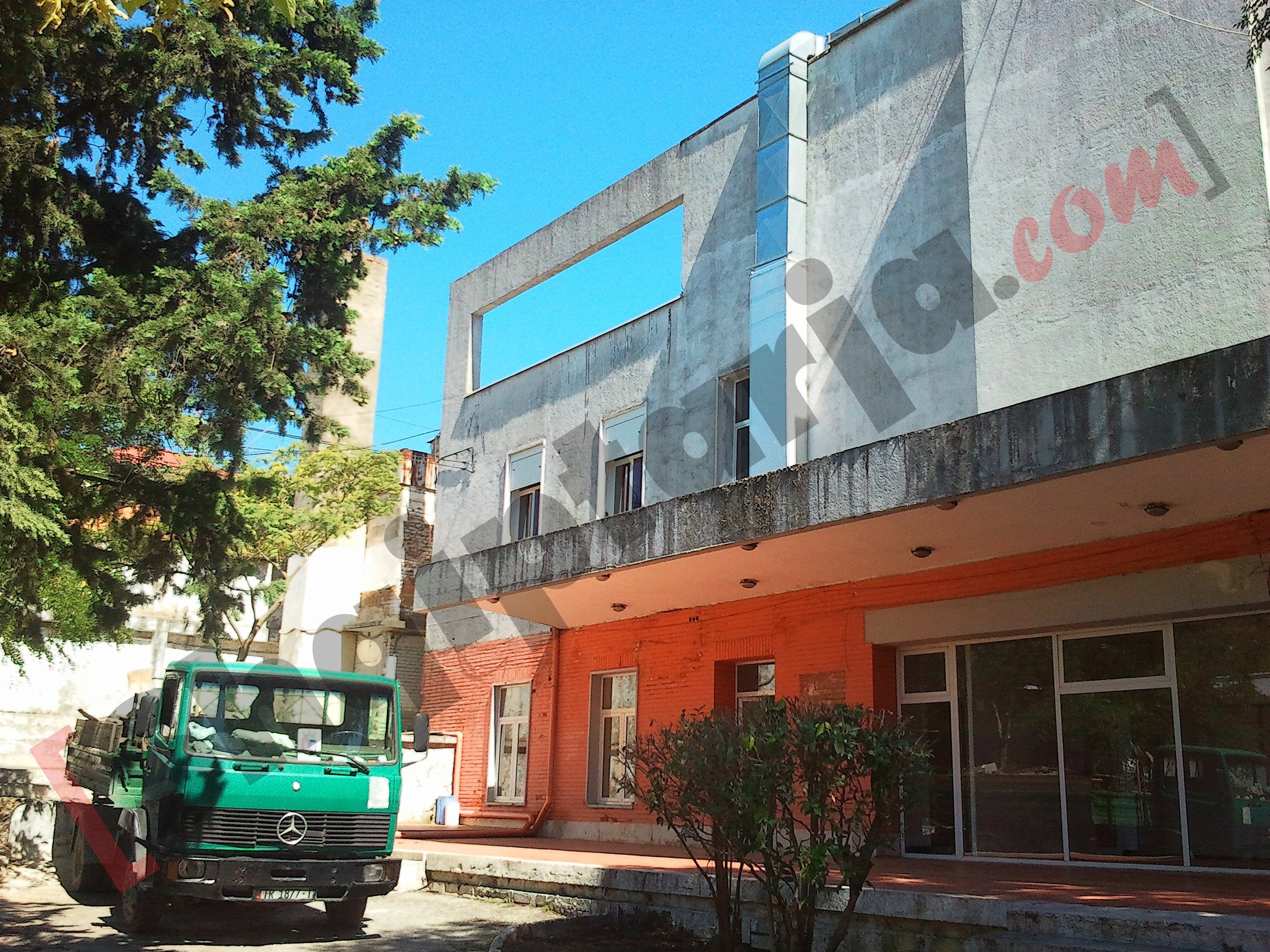 Makina e bashkisë në oborrin e Shqup2