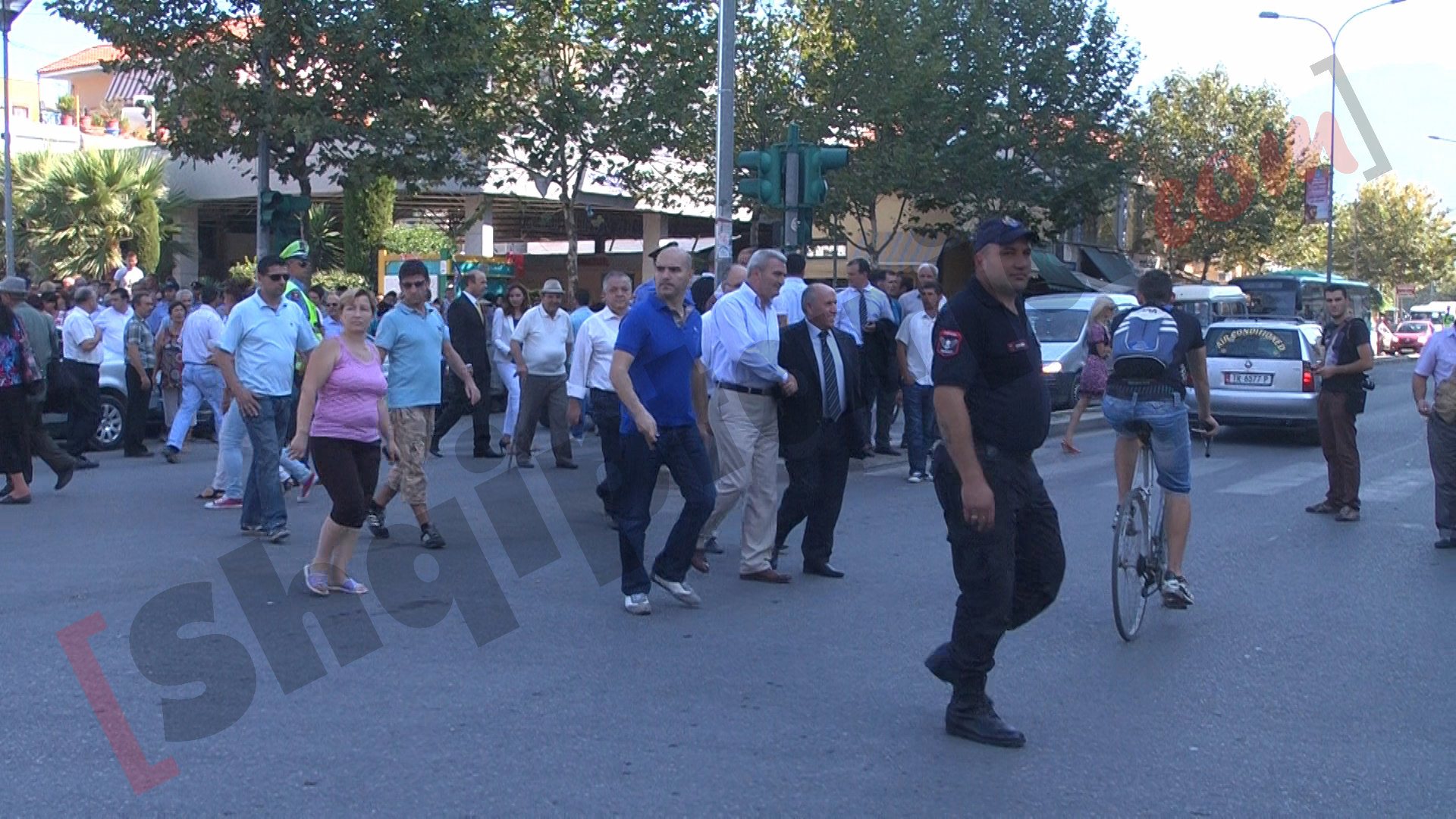 Jamarbër Malltezi-Dhëndëri Kryeministrit në ikje; Ferdinand Poni; Haki Mustafa-Kryetari i Minibashkisë 11 Laprakë, Armando Teliti-Drejtor i Gjendjes Civile St.Trenit