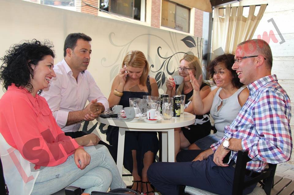 Niko Peleshi me stafin e Bashkisë Korçë me logo