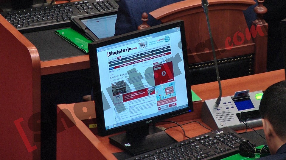 ahmetaj duke lexuar shqiptarja.com