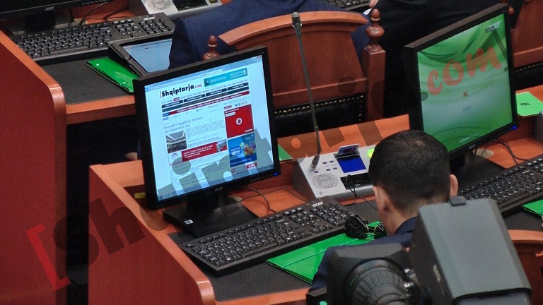 ahmetaj duke lexuar shqiptarja.com