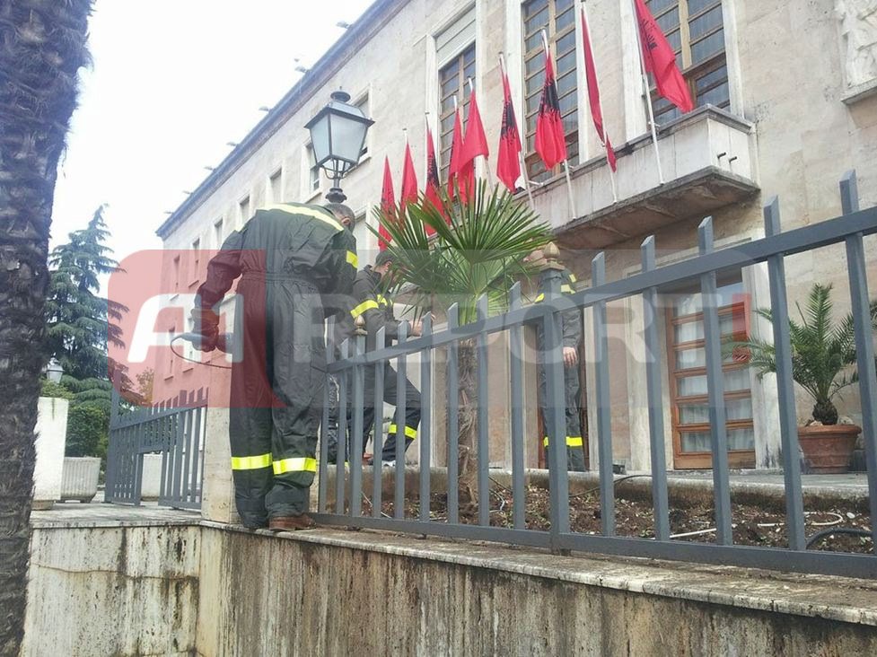 hiqet gardhi i kryeministrise