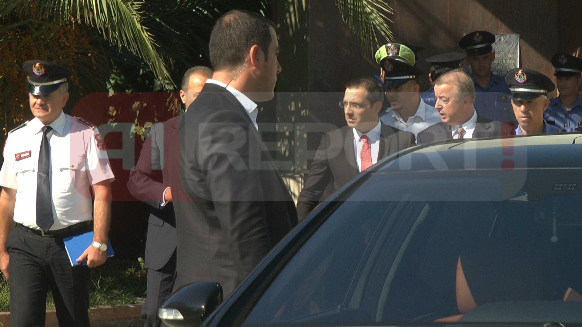 tahiri me drejtuesit e policise me logo