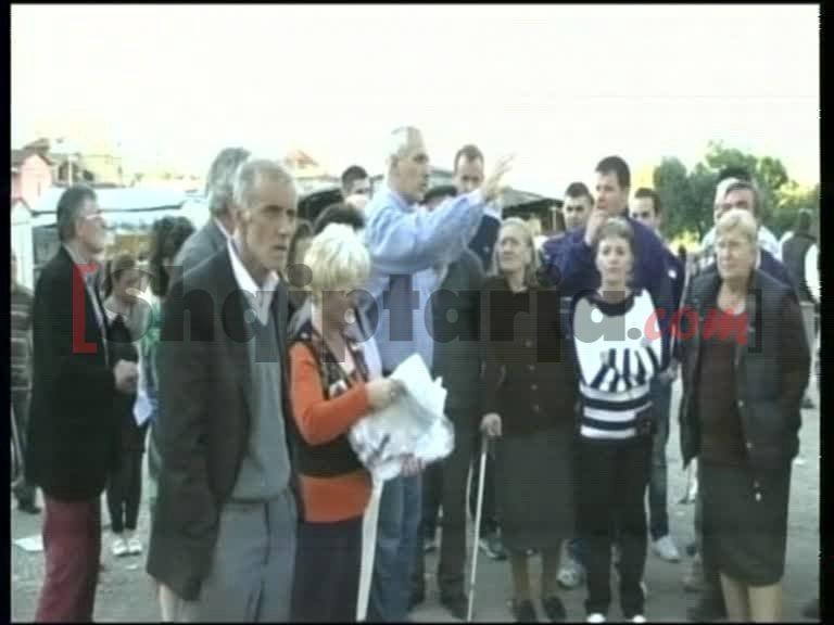 banoret tek stacioni i trenit me logo