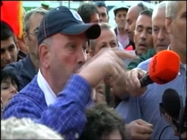 basha me protestuesit