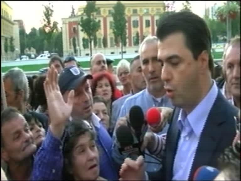 basha me protestuesit