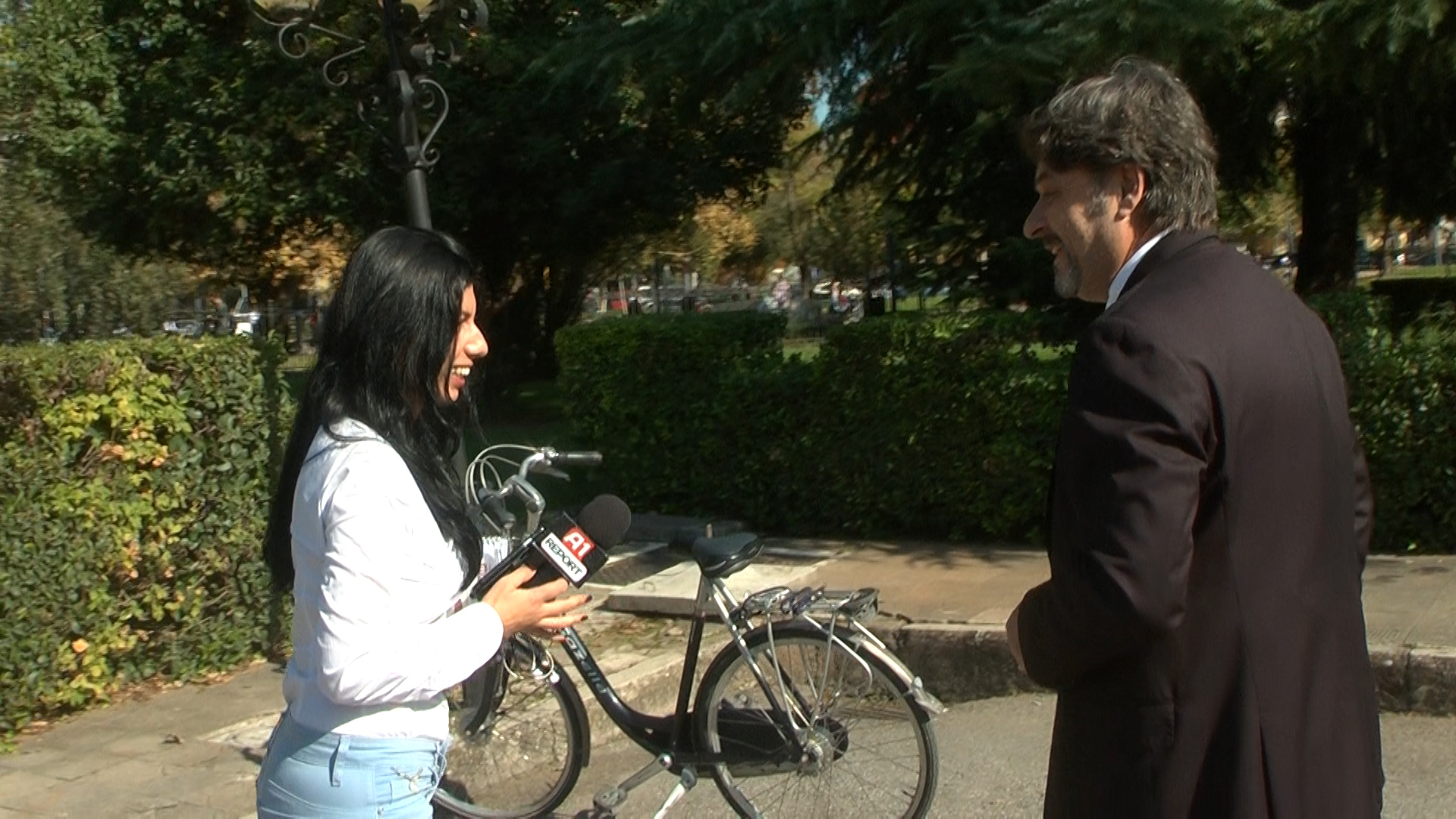 dashamir peza duke folur me joniaden 