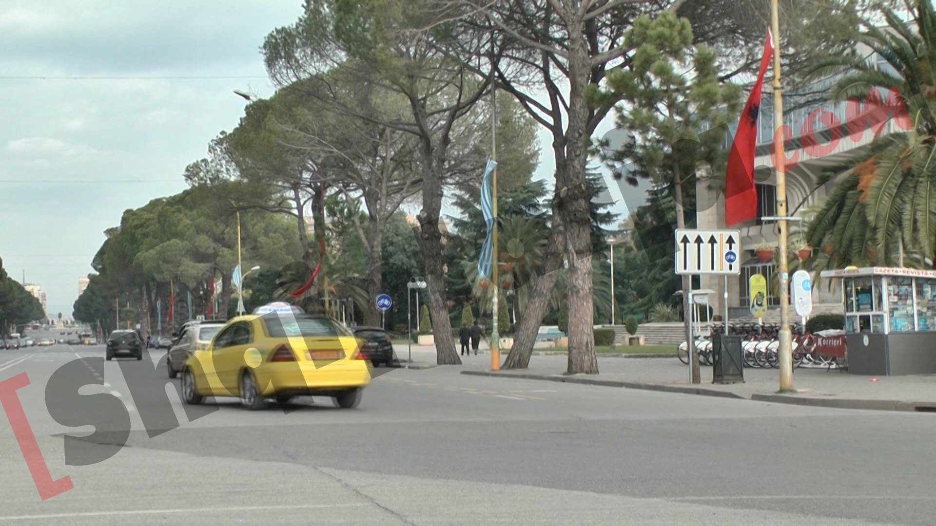 flamuj shqiptare dhe grek ne bulevard