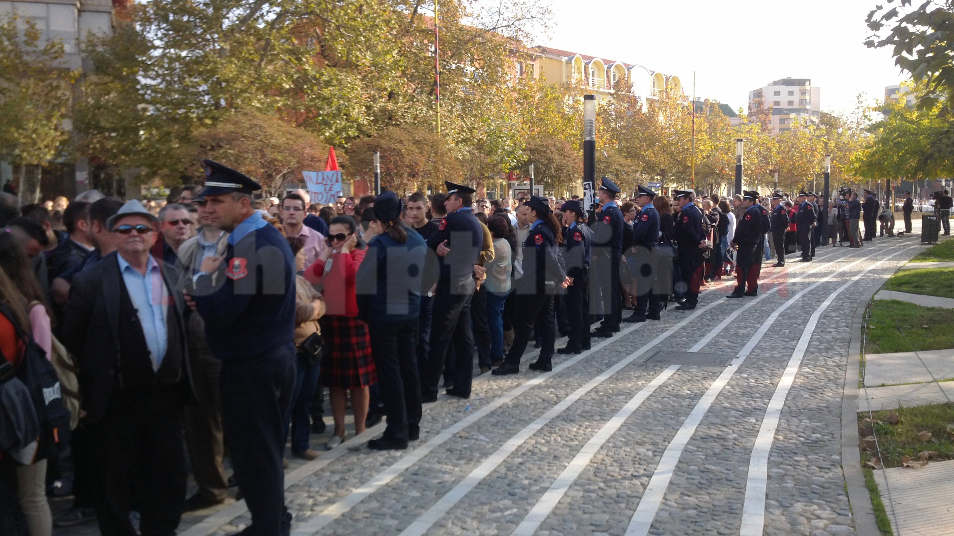 protesta tek parlamenti