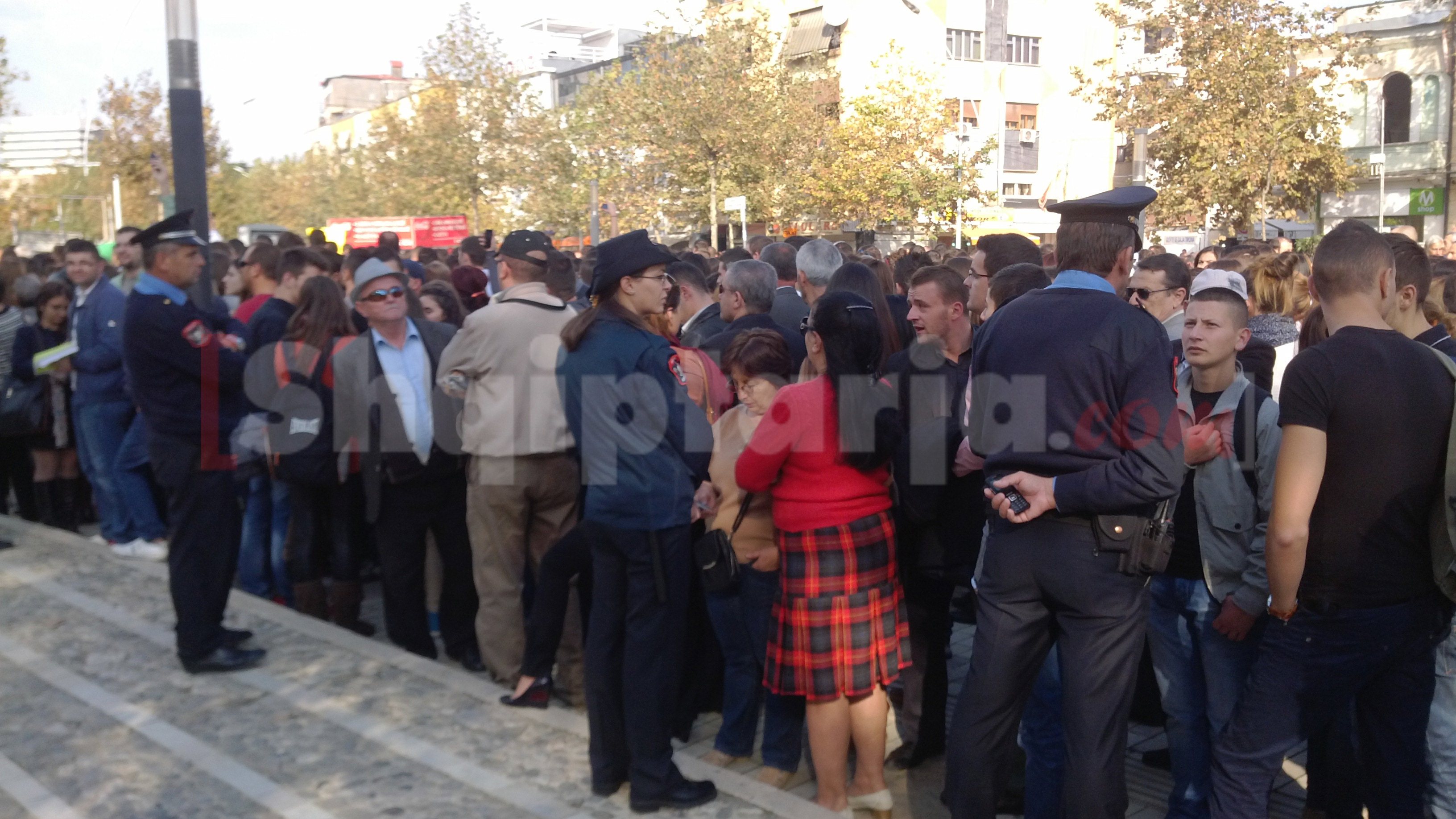 protesta tek parlamenti 