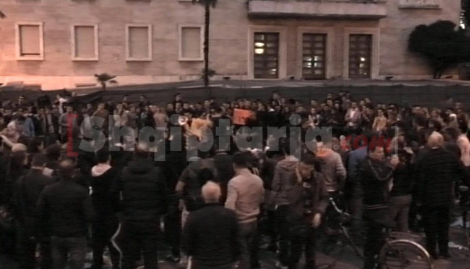 protesta vazhdon naten