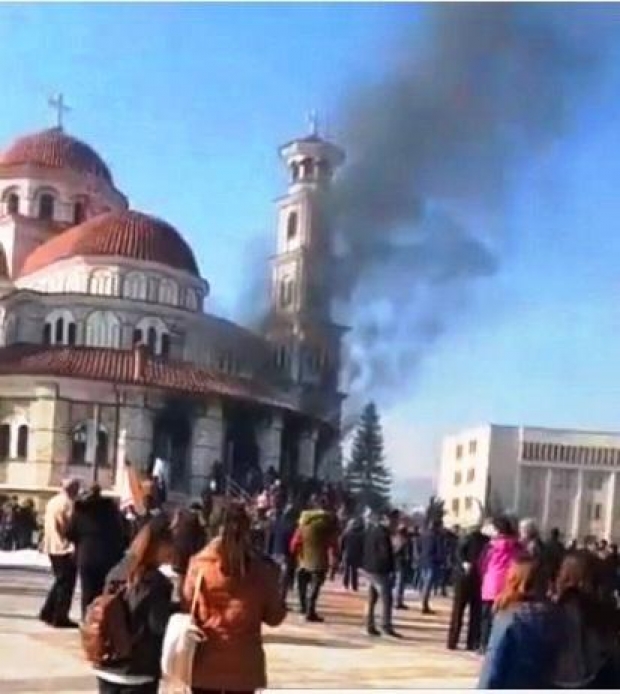 Përfshihet nga flakët katedralja e Korçës